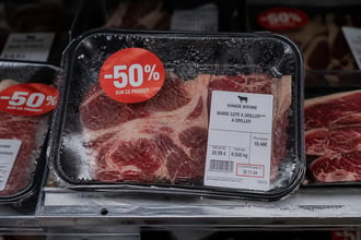 Carne al supermercato: quando conviene comprarla con sconti fino al 50% e le strategie dietro bollini e scadenze