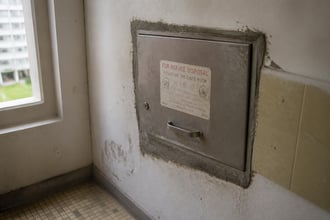 Canne di scarico e scivoli rifiuti in condominio: diritti e regole per usarle anche se murate o bloccate