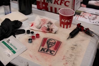 Tatuaggio KFC per avere pollo gratis a vita: quanti italiani lo hanno fatto davvero dopo le polemiche