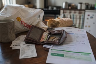 Quanto serve al mese per vivere, lo stipendio medio e come si copre la differenza quando spesso non si hanno i soldi