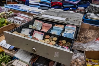 Quanto guadagnano in media le bancherelle di frutta e verdura, rosticceria, vestiti e altre tipologie nei mercatini nel 2026