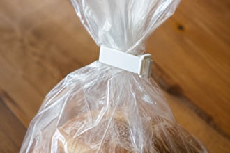 Quel gancetto di plastica del pane che si butta ogni giorno in realt� risolve almeno 7 problemi in casa