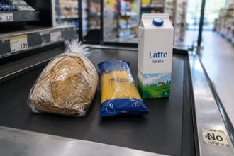 Ruba pane, pasta e latte a Napoli, con la pensione di reversibilit� non c'� la fa: il suo racconto e il finale