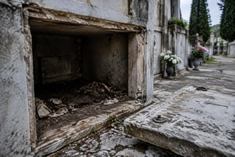 Scandali nei cimiteri, loculi svuotati dai dipendenti per guadagnarci: scoperto a Roma, non � un caso isolato