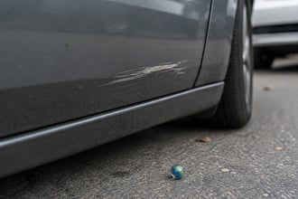 Sembra un danno vero all'auto, � una nuova truffa con pastelli e biglie e si paga subito in contanti: come evitarla