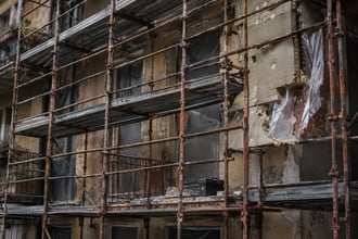Superbonus tra truffe e famiglie chiuse tra impalcature o con migliaia di euro persi senza lavori: scandali continuano dopo 3 anni