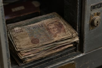 Trova 2 miliardi di lire nella cassetta di sicurezza dello zio, banca si oppone a convertirli, lui non demorde: finale da scrivere