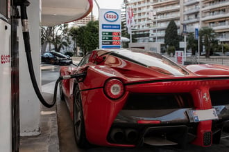 Tutti dicono che � il benzinaio pi� ricco al mondo: non c'� nessuna certezza ma sicuramente � il pi� incredibile