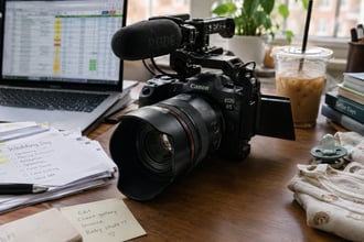 Licenziamento, contratto scaduto e un figlio in arrivo: la svolta con una videocamera e 43mila euro in pochi mesi