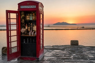 Il micro bar dentro una cabina telefonica inglese: il fenomeno siciliano pronto a sbarcare in tutta Italia
