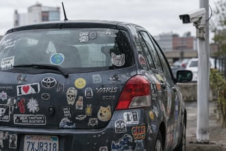 Una Toyota Yaris coperta da adesivi, non � una personalizzazione fatta male ma una genialata: a cosa serve