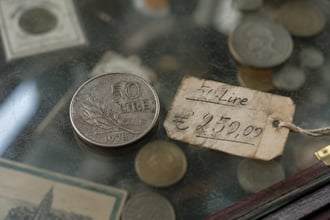 Vecchie banconote e monete in lire: chi ci guadagna davvero ad alimentare il mito e la ricerca a gonfiare prezzi ed illusioni