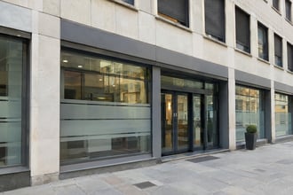 Ventimila risparmiatori hanno comprato azioni di una piccola banca italiana e hanno perso il 50%: cosa c'� dietro