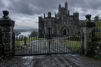 Zuckerberg compra il castello di Strancally: il suo ambiente cupo tra leggenda, marketing e realt�