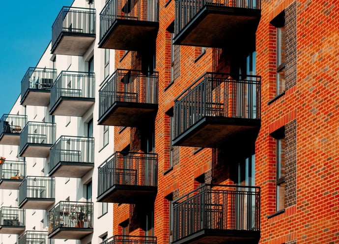 A chi appartiene la divisione tra balconi in condominio? Chi la deve gestire, cu