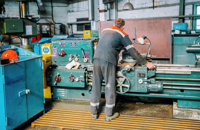 Metalmeccanici, agevolazioni per andare prima in pensione e nuovi bonus welfare
