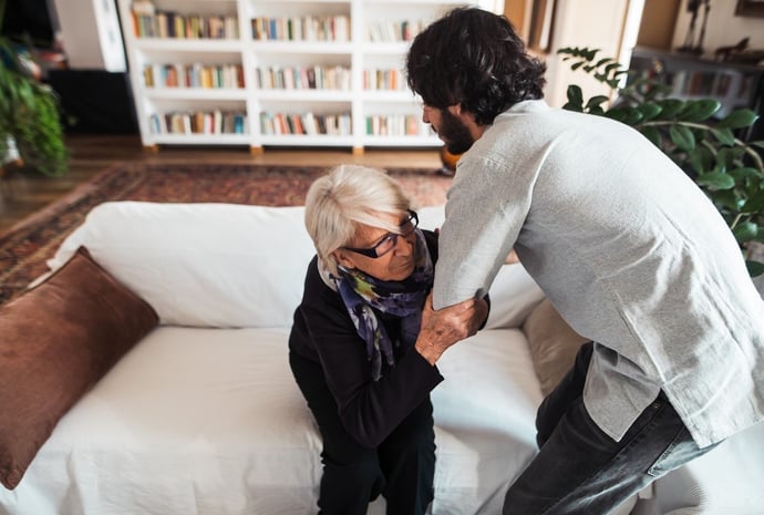 Cosa spetta a chi assiste un familiare malato? Aiuti economici e agevolazioni ch