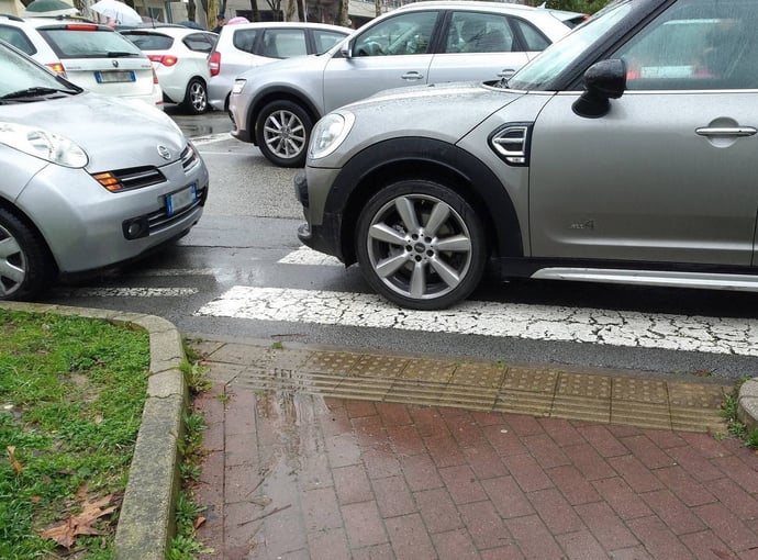 Auto che blocca accesso cortili condominio o ai box. Sanzioni per sentenza Cassa