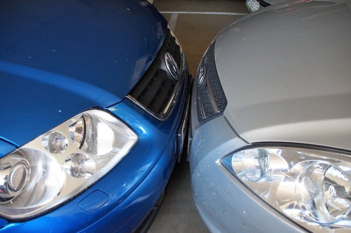 Auto in condominio danneggiata, segnata in parcheggio. Cosa fare per incidente e