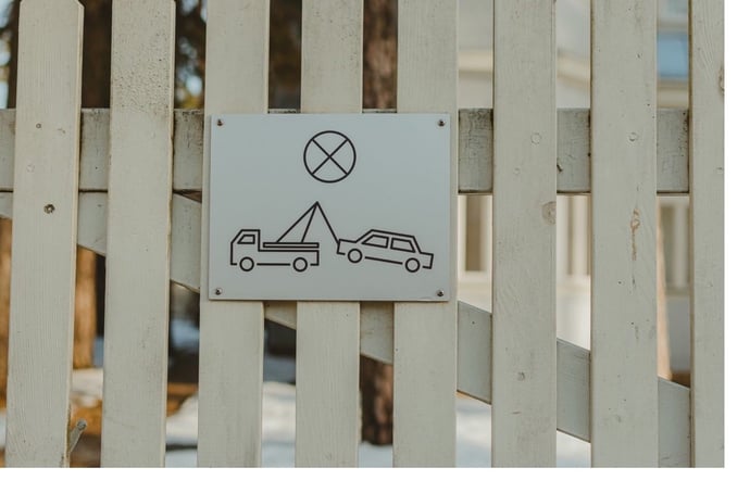 Bloccare un box, cancello o portone parcheggiando l'auto � vietato anche se non 