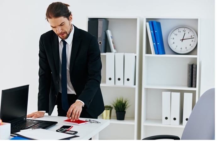 Che differenza c'� tra un quadro e un impiegato? Stipendi, compiti, premi