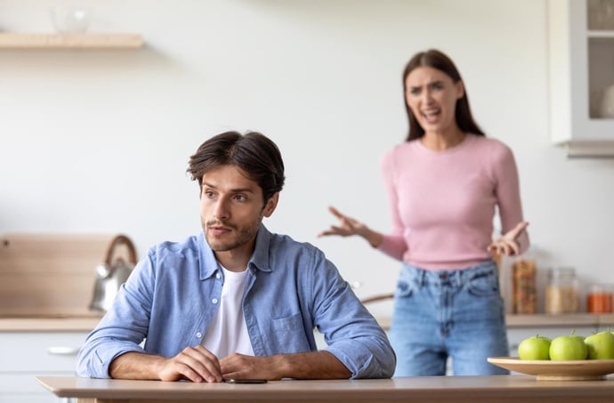 Chi deve pagare e come si dividono tra marito e moglie i debiti in caso di divor