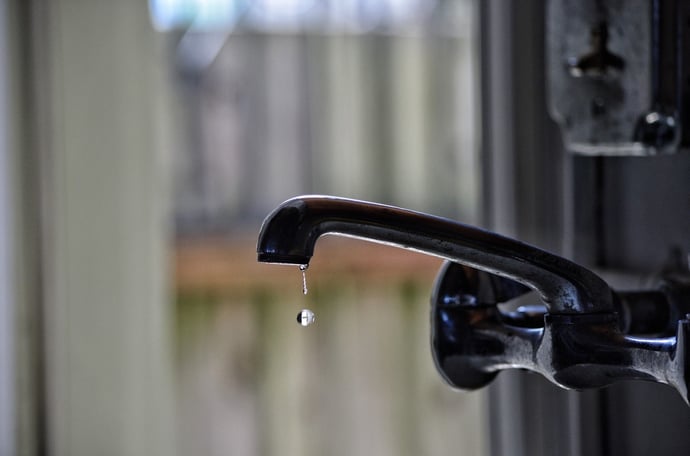 Chi paga danni per infiltrazione acqua dall'appartamento del piano superiore in 