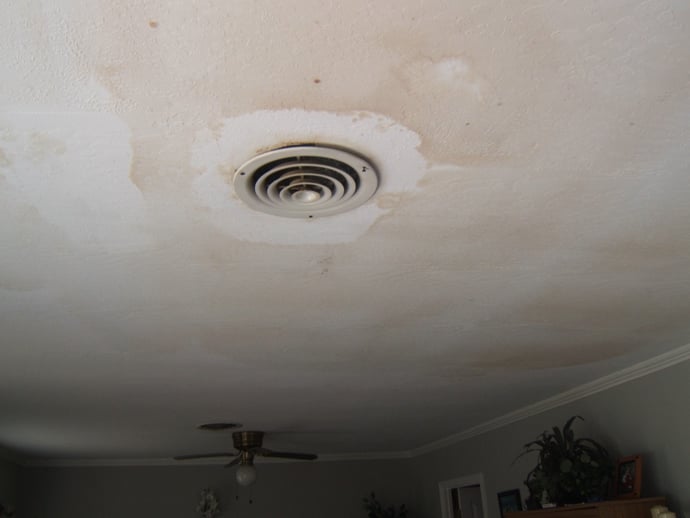 Chi paga la perizia per danni casa in condominio in caso di infiltrazioni acqua