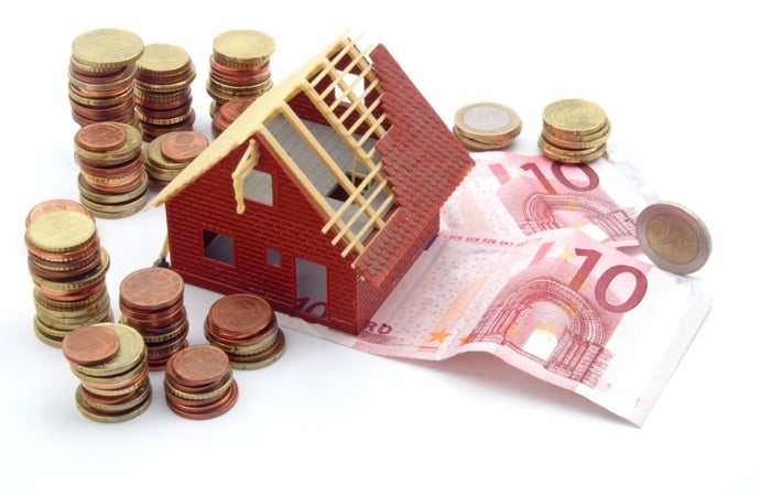 Chi paga le spese del notaio per il rogito casa tra chi vende e compra?