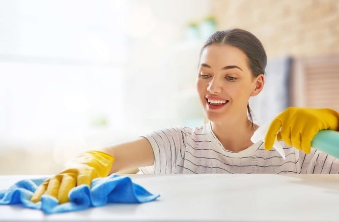 Colf in nero, i rischi ad avere una donna delle pulizie senza contratto