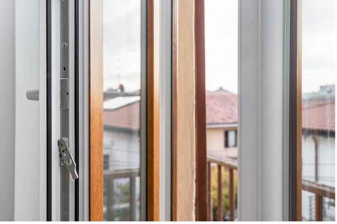 Come cambiare infissi di legno e alluminio? Regole, permessi, limiti per evitare