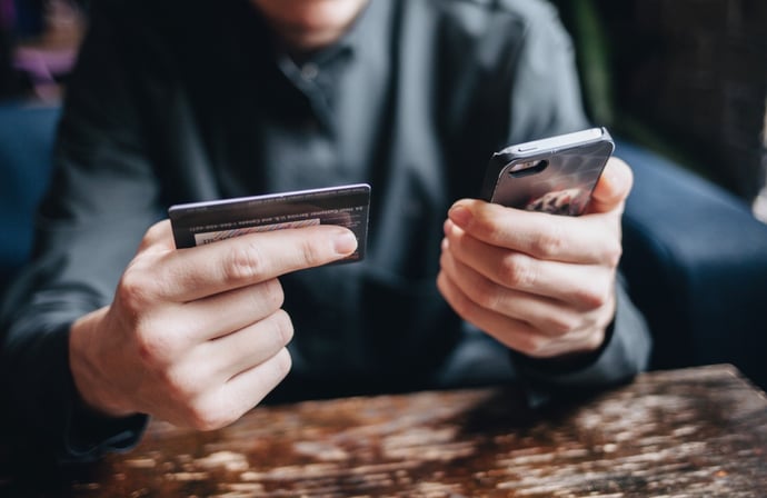 Come prelevare contanti senza carta bancomat, le soluzioni attualmente disponibi