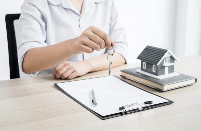 Contratto agenzie immobiliari CCNL 2025 stipendi, livelli, ferie, malattia, lice
