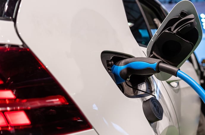 Conviene di pi� comprare una utilitaria ibrida o elettrica nel 2022? I pro e con