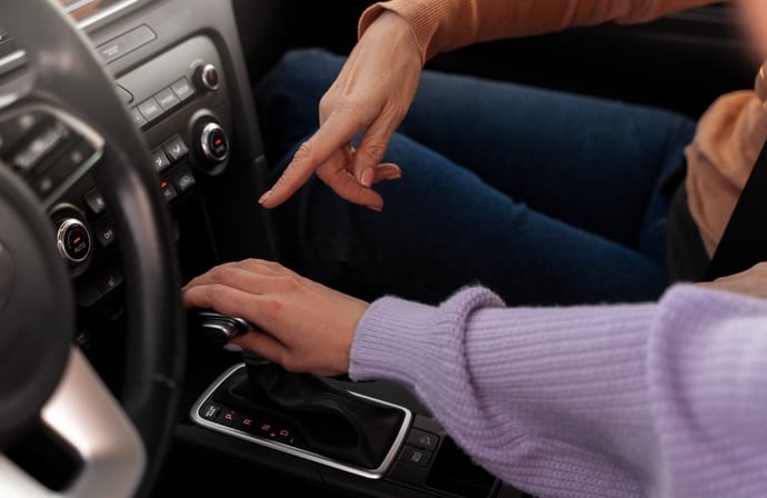 Conviene fare la patente auto con marce automatiche o manuali? I pro e contro da