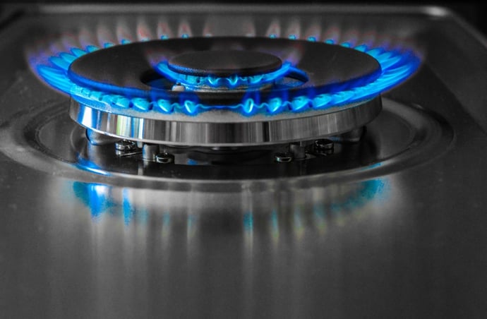 Conviene intestare utenze luce e gas senza avere residenza? 