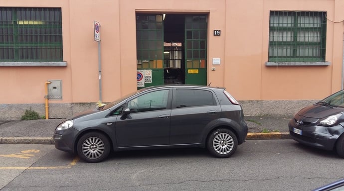 Cosa fare se auto parcheggiata davanti a passo carraio. Chi chiamare