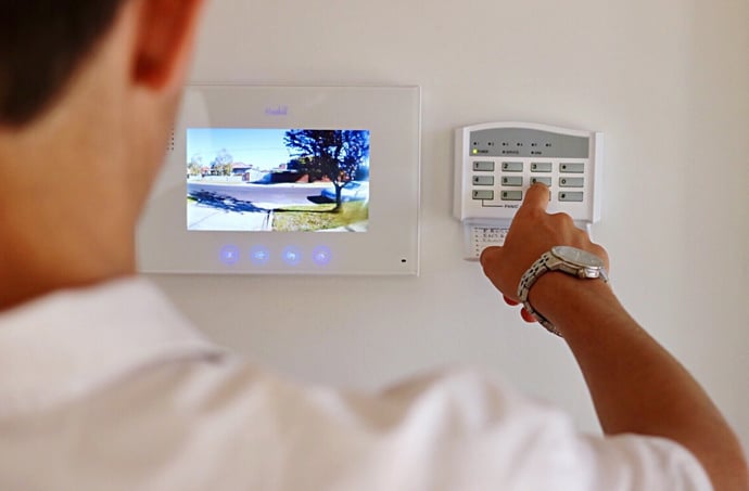 Cosa fare se telecamera di sicurezza del vicino riprende anche la mia casa e pro