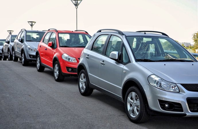 Cosa fare se un auto � parcheggiata ferma per lungo tempo in un posteggio pubbli