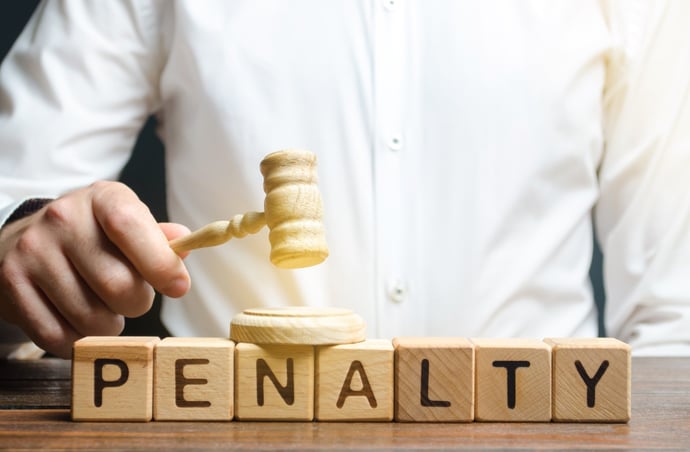 Cosa rischia una persona che commette falsa testimonianza in un processo civile?