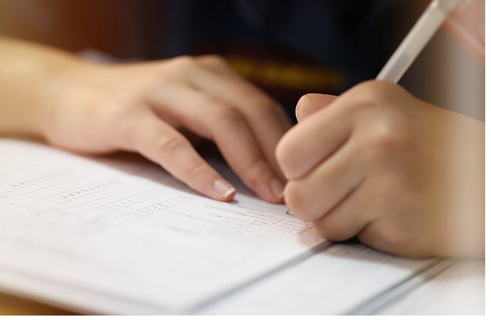 Cosa rischio se firmo al posto di un altra persona o la falsifico pur con consen