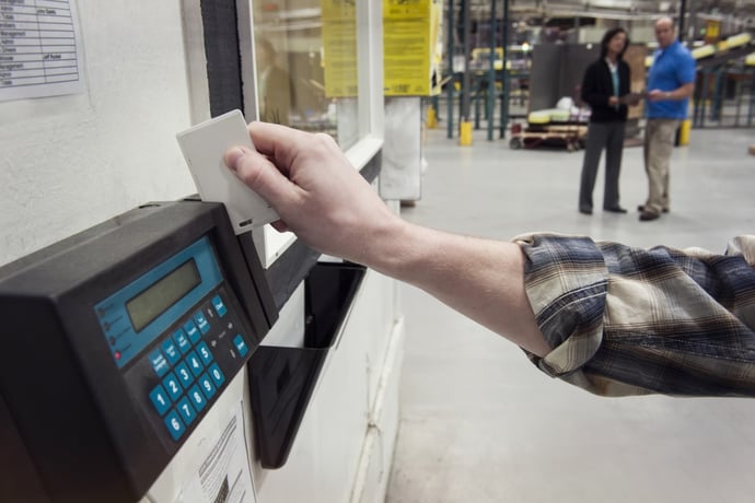 Cosa si rischia nel falsificare la timbratura del badge in ambito lavorativo