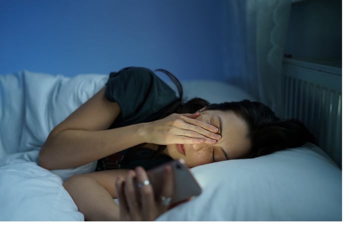 Cosa succede al tuo corpo se dormi con accanto cellulare in ricarica secondo nuo