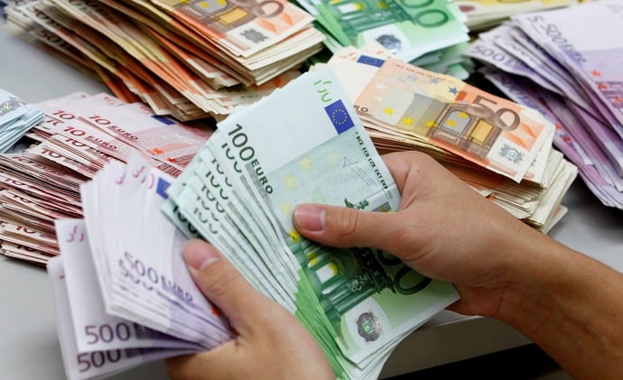 Dare soldi a parenti o figli, quali sono i limiti di importi e bonifici nel 2024