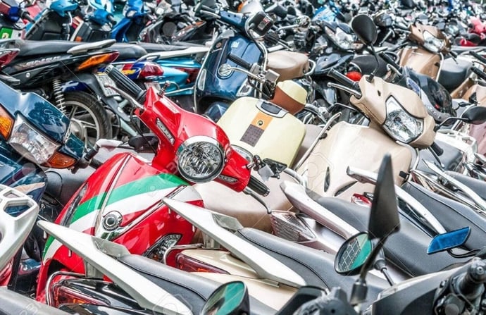 Dimensioni parcheggio moto e scooter, misure minime e normativa 2024