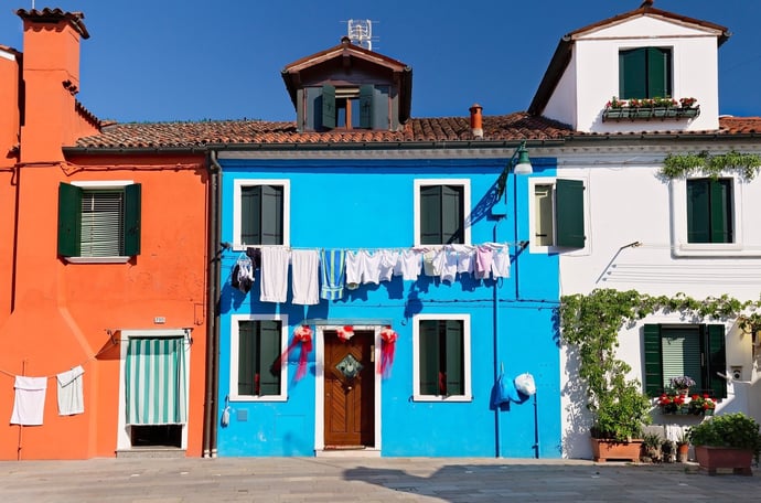 Distanza e regole da rispettare per tubi acqua e gas tra due case di confine e v