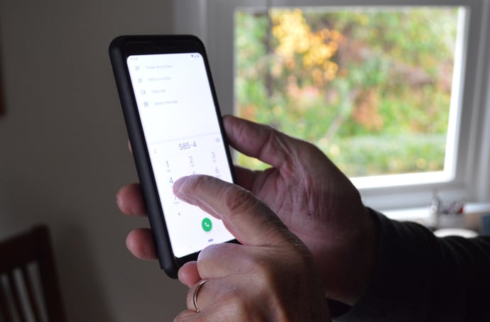 E' possibile spiare e controllare il cellulare del marito o della moglie? O vede