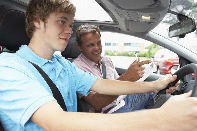 Guida con foglio rosa: dove guidare e con quali auto? 
