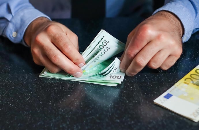 I bonus, aiuti e agevolazioni previsti per gli stranieri in Italia sia con resid