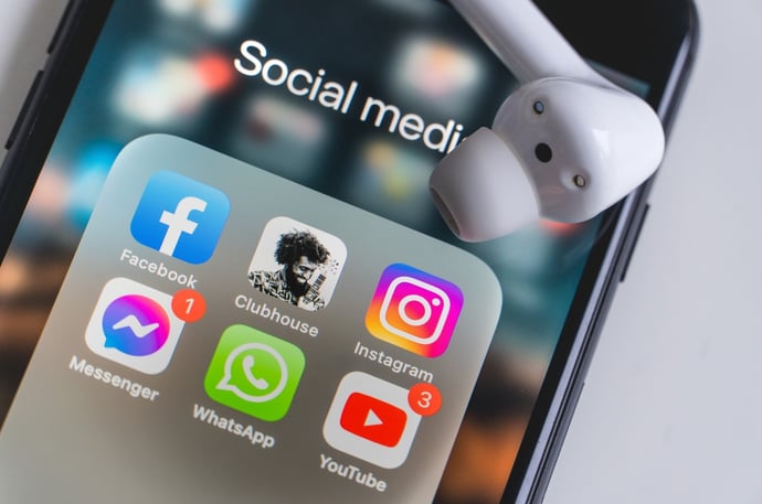 I messaggi audio su WhatsApp, Facebook, Instagram o altre chat valgono come prov